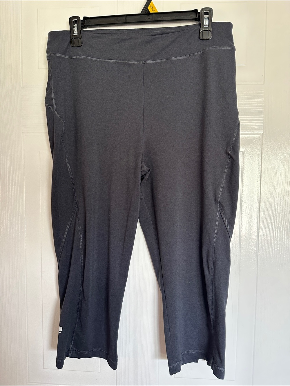 GUC Marika Tek Gray Capri Workout Pants 🫥